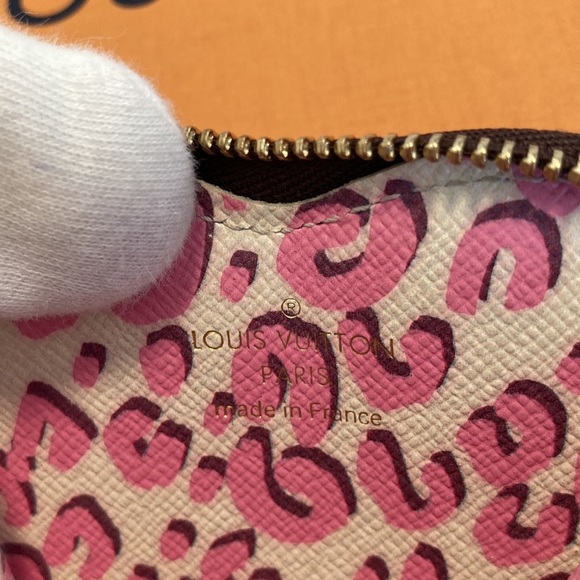 LOUIS Vuitton Monogram Coeur (Heart) Coin Purse - Picture 12 of 12